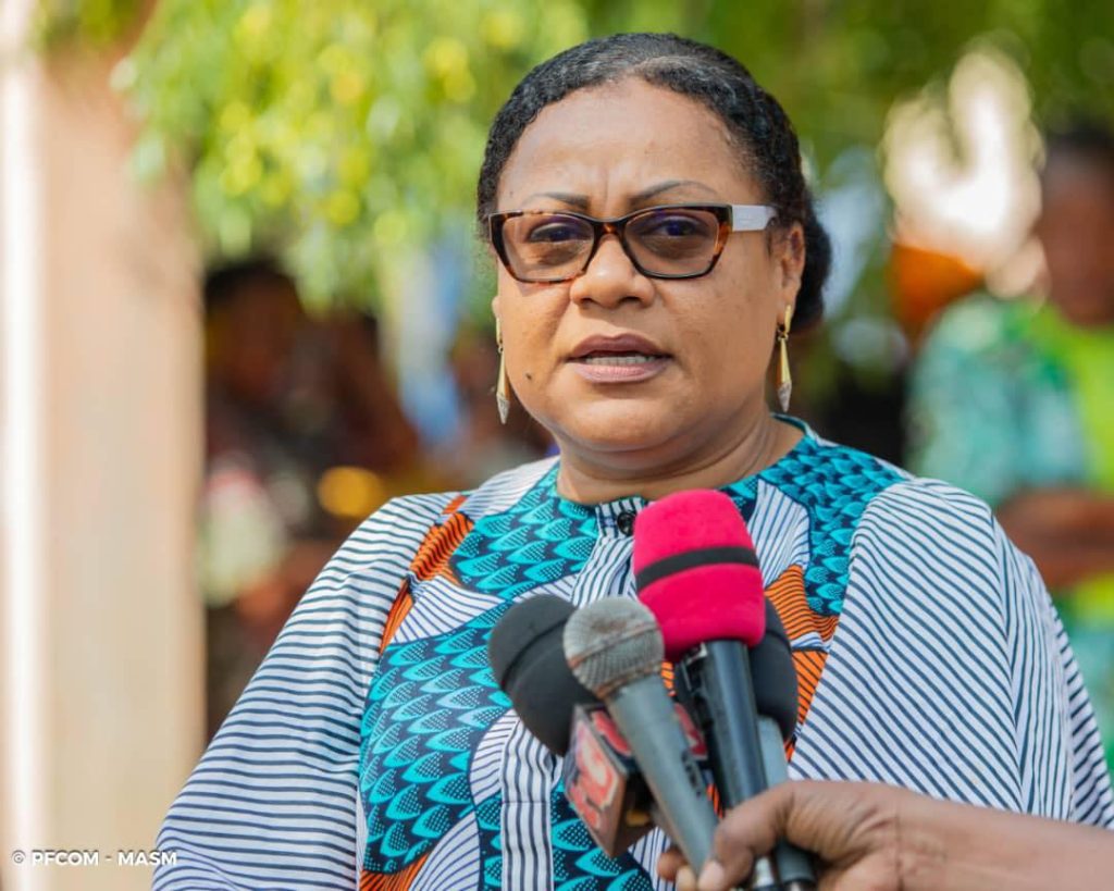 487790026_978855971095980_3226067836416119281_n-1-1024x819 Gbessoké : la ministre Tognifodé supervise l'opération de distribution de carte sim dans le Zou