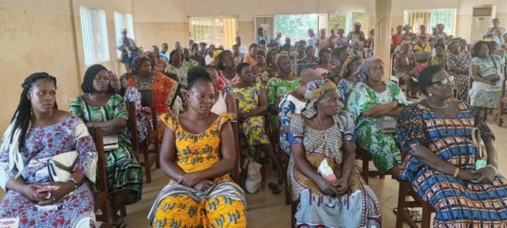 758320495391001758513056-1024x461 Microfinance : le FNM en tournée de proximité dans le Mono et l’Ouémé