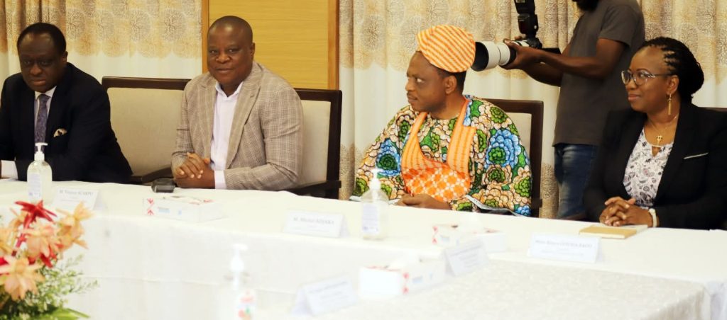 WhatsApp-Image-2025-11-04-at-19.48.26-1024x452 Présidentielle 2026 : prestation de serment du collège médical à la Cour constitutionnelle